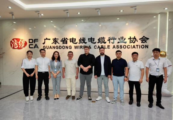 俄羅斯代表表示，此次廣東省電線電纜行業(yè)協(xié)會的交流活動是一次富有成果的訪問。他們不僅關(guān)注設(shè)備采購，還發(fā)現(xiàn)了連接器線束、新能源線纜等潛在商機。他們熱切期待著中國企業(yè)能夠前往俄羅斯考察，并在未來實現(xiàn)更緊密的中俄合作。