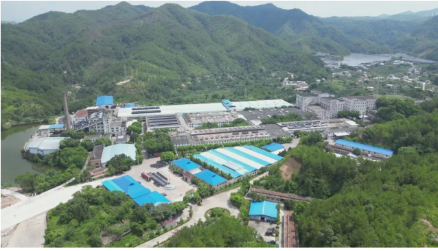 進入在卡萊(梅州)橡膠制品有限公司的生產車間，機器的嗡嗡聲不斷響起，各類大型機械正在全力運轉。車間內成品輪胎堆積如山，令人矚目的是，這些輪胎中有98%都將出口至歐美地區。