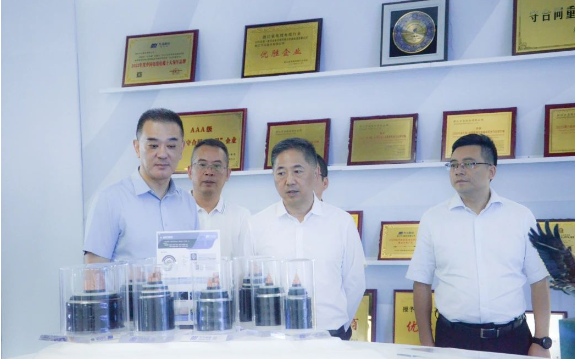 在萬(wàn)馬創(chuàng)新園的展廳，宦金元副市長(zhǎng)一行詳細(xì)了解了萬(wàn)馬股份的發(fā)展歷程、核心業(yè)務(wù)、產(chǎn)業(yè)結(jié)構(gòu)和產(chǎn)品優(yōu)勢(shì)等。他們不僅聆聽(tīng)了公司高管關(guān)于光伏項(xiàng)目的介紹，還觀看了相關(guān)的項(xiàng)目視頻。這次考察使他們對(duì)萬(wàn)馬股份在新智造電纜領(lǐng)域的概況以及在企業(yè)綠色發(fā)展方面取得的成果有了更加具體的了解。