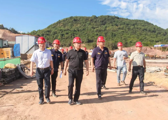 汪羽則對黑貓集團樂平精細化工項目建設提出了具體要求。他強調，項目部必須堅守法律、規定和程序，確保項目的合規管理和推進。他強調了掛圖作戰的重要性，要求細化工作流程，加強溝通協作，確保高效的推進。他特別強調，必須按照計劃順利啟動景德鎮市危險廢物綜合處置中心項目和超導電炭黑項目，以確保項目建設取得預期效果。這次調研和研討會為項目建設提供了有力的指導和支持，為樂平市的發展注入了新的動力。
