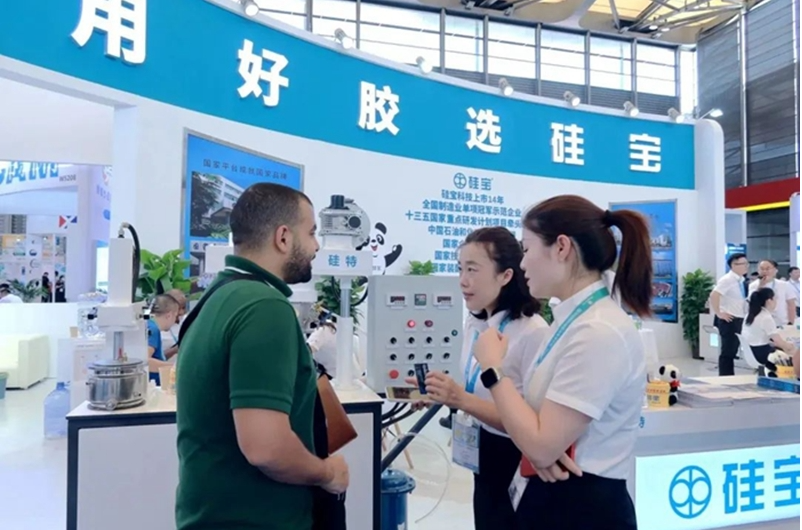 此外，硅寶科技還展示了硅烷偶聯劑和專業制膠設備，這些展品也受到了專業觀眾的熱切關注。展會現場，各業內知名專家和領導紛紛蒞臨硅寶展臺慰問，并鼓勵硅寶繼續在有機硅密封膠行業中發揮引領作用。