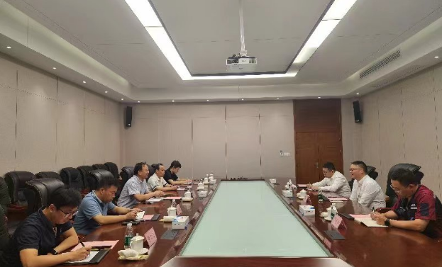 隨后，調(diào)研組一行召開(kāi)了座談會(huì)，圍繞浦林成山近幾年遭受國(guó)外貿(mào)易救濟(jì)調(diào)查、應(yīng)對(duì)國(guó)際貿(mào)易摩擦的情況進(jìn)行交流和探討，指導(dǎo)企業(yè)如何應(yīng)對(duì)國(guó)際貿(mào)易摩擦，幫助開(kāi)拓國(guó)際市場(chǎng)，規(guī)避貿(mào)易風(fēng)險(xiǎn)。