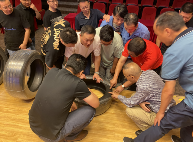 據(jù)了解，駿馬集團(tuán)是江蘇重點(diǎn)企業(yè)集團(tuán)，專注于輪胎骨架材料的生產(chǎn)與經(jīng)營(yíng)。該集團(tuán)總資產(chǎn)達(dá)12億美元，員工人數(shù)超過(guò)6000人，產(chǎn)品主要包括錦綸6浸膠簾子布、錦綸66浸膠簾子布、高模低縮滌綸簾子布和子午胎輪胎鋼簾線，已經(jīng)形成了中國(guó)簾子布產(chǎn)能第一、鋼簾線產(chǎn)能前三的規(guī)模。