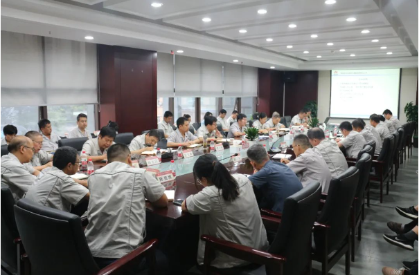 陜西延長石油西北橡膠有限公司于9月11日召開了9月份的工作對接會。會議由西橡公司副總經理寧博主持，西橡公司總經理兼黨委副書記張航偉也出席并發表講話。與會的還包括西橡公司領導班子成員和各單位各部門負責人。