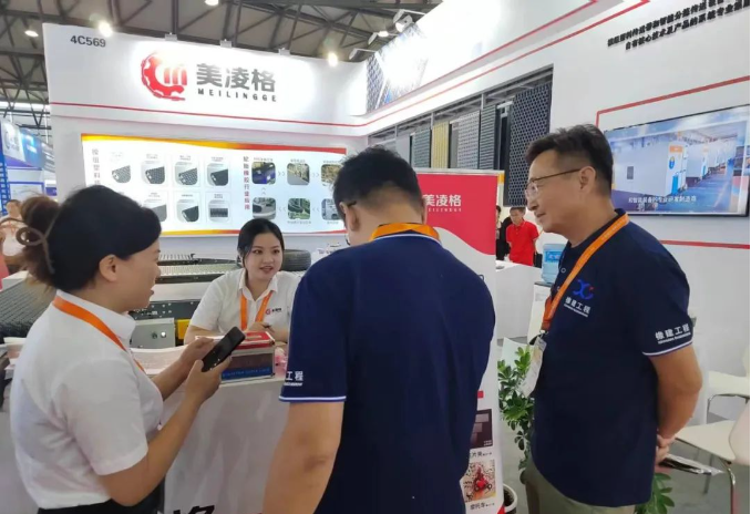 展會期間，眾多參觀者對美凌格的輪胎傳送帶解決方案給予了高度評價?？蛻艏娂姳硎?，美凌格的先進技術和創新產品為生產線的運作提供了更高效的解決方案，使他們在提高生產效率的同時，降低了成本和資源浪費。
