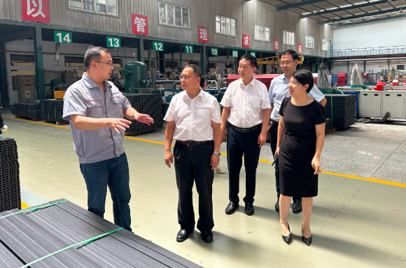 在考察過程中，代表團還訪問了多家塑料企業(yè)，其中包括了杭州明象科技有限公司、浙江中財型材有限責任公司以及浙江同正管道技術有限公司等。他們與企業(yè)高層進行了座談，了解了企業(yè)的發(fā)展歷程、產(chǎn)品研發(fā)、市場拓展和主要客戶情況。同時，代表團也提供了專業(yè)意見和建議，鼓勵企業(yè)參與更多行業(yè)活動，拓展品牌形象，并加強與協(xié)會的合作。