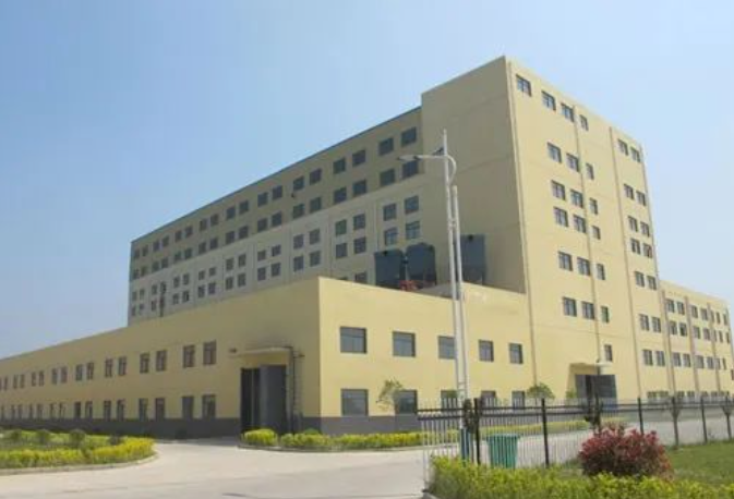 吉馳輪胎成立于2011年，總部位于中國(guó)安徽蚌埠懷遠(yuǎn)經(jīng)濟(jì)開發(fā)區(qū)，占地1000畝。公司專注于高性能半鋼子午線輪胎的研發(fā)、生產(chǎn)和銷售，項(xiàng)目總投資30億元，設(shè)計(jì)產(chǎn)能1200萬套。公司擁有國(guó)內(nèi)外一流的研發(fā)、生產(chǎn)、檢測(cè)設(shè)備，所有主要設(shè)備均來自歐盟、日本等國(guó)的進(jìn)口。