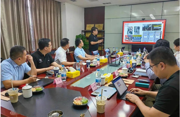 會議伊始，就利得系服務商上半年銷售復盤總結，從批發渠道、零售渠道、定價策略和品牌運營等多個角度進行了深入分析。利得系目前在發展中面臨一些挑戰和難題，雙方進行了原因分析，并共同探討了解決問題的策略和措施。