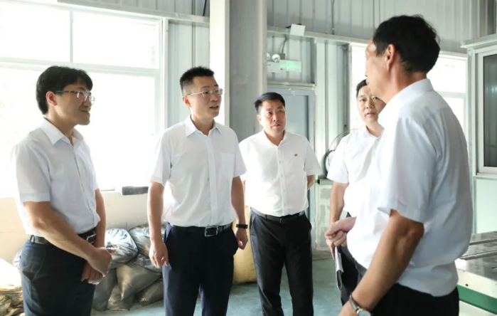 浙江省臺(tái)州市三門縣委書記陳曦一行前往珠岙鎮(zhèn)，就橡膠行業(yè)的優(yōu)化提升工作展開深入調(diào)研。此次行動(dòng)旨在進(jìn)一步充分發(fā)揮三門縣在橡膠資源方面的優(yōu)勢，將其轉(zhuǎn)化為可持續(xù)發(fā)展的競爭優(yōu)勢。