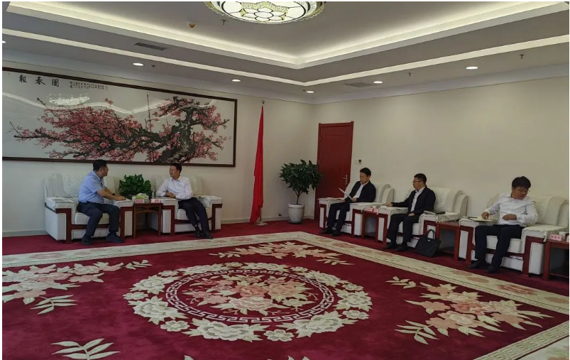 陜西延長石油西北橡膠有限責任公司總經理張航偉率領團隊，前往彬州市考察高端能源化工園區(qū)項目的建設情況。