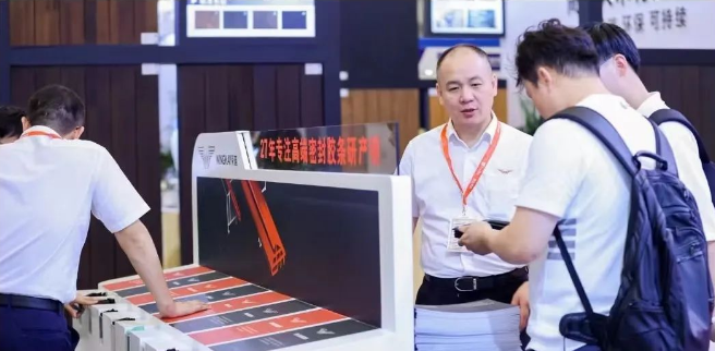據了解，榮基公司在本次展會上展示了一系列密封膠條產品，包括TPV三復合膠條、三元乙丙膠條、氯丁橡膠膠條和硅膠膠條等，這些產品廣泛應用于門窗幕墻、家用電器、光伏等多個領域，為高品質生活提供全方位的支持。