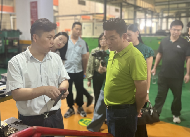 榮基塑料制品有限公司一直以來致力于創新和卓越，為門窗行業提供高品質的密封膠條產品。在曾奎會長的引領下，走訪團成員深入參觀了榮基公司的智能化車間。2022年底，榮基對其煉膠中心進行了全面煥新升級，引進了全自動上輔機和下落式密煉機混煉膠系統，并植入了自動化管理系統，這不僅進一步提高了產能，也徹底提升了企業的智能化管理水平。