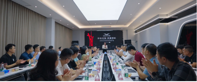 在隨后的座談會上，雙方進行了深入的交流與探討。座談會由榮基公司總經理劉進容主持，他詳細介紹了榮基的發展歷程、技術優勢和經典項目。特別值得一提的是，劉總還詳細闡述了榮基專為門窗企業研發的全新整框焊接密封膠條的性能和優勢，引起了在座嘉賓的濃厚興趣。