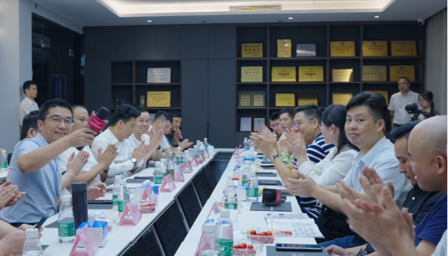此次考察活動不僅讓廣東省門窗協會的成員們更深入地了解了榮基密封膠條的研發和生產過程，也讓他們深切感受到了榮基26年來一直堅持的“以技術取勝”的初心。高質量發展已經成為時代主題，門窗行業的提升也是不可逆轉的趨勢。榮基愿與門窗企業攜手同行，共同為人們提供更高品質的生活保障。