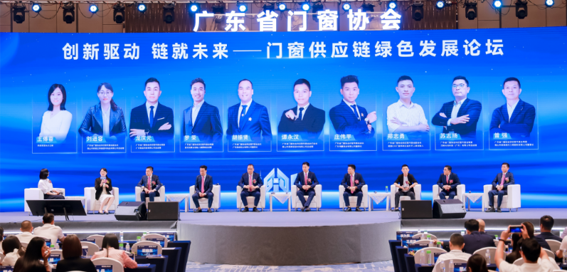 在供應鏈主題論壇環(huán)節(jié)，榮基總經(jīng)理劉進容表示，公司一直在思考如何在傳承與創(chuàng)新之間找到平衡。榮基堅守著解決門窗密封性問題的初衷，同時不斷優(yōu)化產(chǎn)品，助力門窗行業(yè)實現(xiàn)綠色可持續(xù)發(fā)展。他還強調了榮基在技術領域的提升，使公司在競爭激烈的市場中取得逆勢增長的成就。