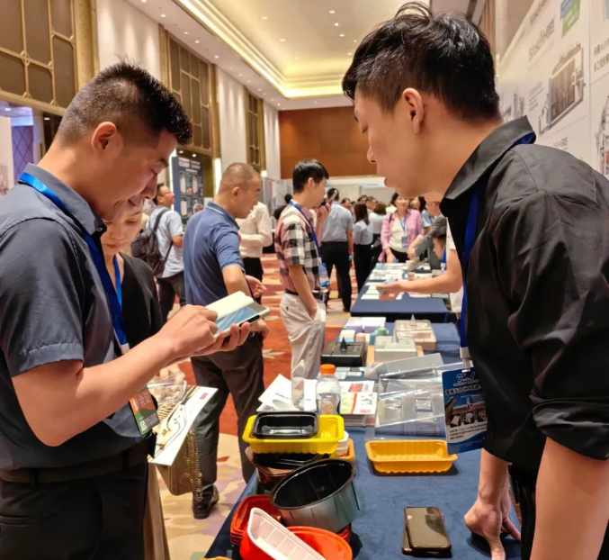 羽迪新材料科技有限公司是一家多年從事色母粒生產的高新技術企業，積極關注行業發展動態，深入了解市場需求，不斷升級優化技術和產品，以適應市場的不斷變化。截至目前，羽迪已為國內外超過2000家客戶提供了各類產品的定制解決方案，展現了其在熱成型行業的堅實實力和領先地位。這一次的熱成型大會再次證明了羽迪在行業中的引領地位和創新能力，也為未來的發展奠定了堅實的基礎。