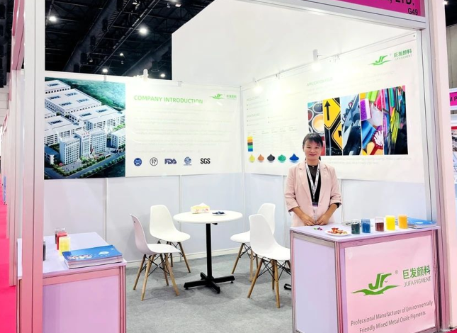 湖南巨發(fā)科技有限公司在泰國曼谷舉辦的2023亞太涂料展覽會(huì)(ASIA PACIFIC COATINGS SHOW)上亮相，展現(xiàn)了其領(lǐng)先的高性能環(huán)保混相顏料。這一盛會(huì)吸引了來自東南亞及周邊地區(qū)的專業(yè)觀眾，湖南巨發(fā)作為中國環(huán)保無機(jī)顏料行業(yè)的代表企業(yè)，吸引了眾多外國客戶的關(guān)注和咨詢，為未來深度合作奠定了堅(jiān)實(shí)基礎(chǔ)。