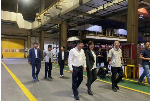 之后，徐文英一行到延長橡膠公司、高壓膠管分公司、膠布制品分公司、橡膠制品分公司、橡膠新材料分公司等生產車間進行了現場調研，張航偉總經理詳細介紹了各個公司的生產經營狀況、產品發展現狀以及未來的規劃設想。同時，他們就產業轉型升級進行了深入交流。
