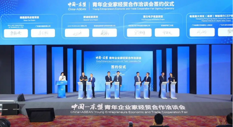 據了解，新迪輪胎項目計劃投資高達20億元人民幣，將在馬來西亞彭亨州馬中關丹產業園內興建一個面積超過700,000平方米的工業4.0工廠。該工廠將主要專注于生產和銷售乘用車子午線輪胎(PCR)、輕卡子午線輪胎(LTR)以及客貨車子午線輪胎(TBR)。這一重大合作項目由駿鴻實業有限公司的子公司投資建設，目前已順利啟動，為雙方帶來了共贏的機會。