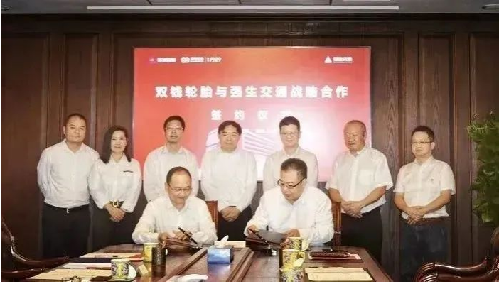 雙錢(qián)輪胎集團(tuán)有限公司與上海強(qiáng)生交通(集團(tuán))有限公司舉行戰(zhàn)略合作簽約儀式。標(biāo)志著兩家企業(yè)之間的深厚淵源將在新的領(lǐng)域迎來(lái)更深入的合作。