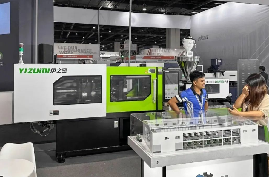 據了解，伊之密的展位(展位號R01)吸引了來自日用品、醫療、包裝等行業的百余名客戶。伊之密的技術團隊為這些商客提供了詳盡的產品介紹，并深入探討了注塑機的廣泛應用、操作技巧和保養維護等方面的問題。