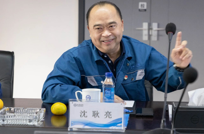 在座談會(huì)上，董事長(zhǎng)沈耿亮熱烈歡迎領(lǐng)導(dǎo)一行的到來(lái)，并對(duì)省、市領(lǐng)導(dǎo)一直以來(lái)的關(guān)心和支持表示感激。圍繞著"兩業(yè)融合"的主題，他詳細(xì)介紹了公司的生產(chǎn)經(jīng)營(yíng)情況、各項(xiàng)投資項(xiàng)目的建設(shè)進(jìn)展以及產(chǎn)業(yè)鏈的延伸發(fā)展規(guī)劃。沈董表示，政府對(duì)民營(yíng)經(jīng)濟(jì)的高度重視是企業(yè)穩(wěn)步發(fā)展的動(dòng)力。雙箭股份將繼續(xù)專注于主營(yíng)業(yè)務(wù)，在物料輸送領(lǐng)域不斷深耕，積極響應(yīng)省政府提出的"兩業(yè)融合"倡議，發(fā)揮龍頭企業(yè)的示范作用，緊抓發(fā)展機(jī)遇，提升市場(chǎng)競(jìng)爭(zhēng)力和行業(yè)影響力，積極推動(dòng)浙江民營(yíng)企業(yè)參與構(gòu)建新的發(fā)展格局。