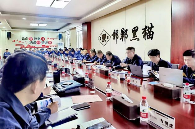 黑貓股份于10月13至14日在邯鄲黑貓舉行了關(guān)于“對標(biāo)對表找差距、降低企業(yè)生產(chǎn)成本”改善情況總結(jié)會議。黑貓集團(tuán)黨委委員、行政總召集人盛旺喜，黑貓股份黨委副書記、董事長、總經(jīng)理魏明，集團(tuán)副總經(jīng)理李毅出席會議。黑貓股份各基地總經(jīng)理、分管生產(chǎn)副總和各生產(chǎn)部門的相關(guān)負(fù)責(zé)人參加。