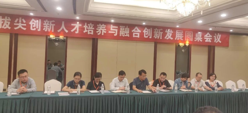 此外，論壇期間還召開(kāi)了“拔尖創(chuàng)新人才培養(yǎng)與融合創(chuàng)新發(fā)展圓桌會(huì)議”，孫洪廣黨委書(shū)記主持了會(huì)議。與會(huì)代表，包括橡膠教研室的老師、知名企業(yè)家以及技術(shù)骨干等30余人，共同討論了學(xué)校卓越工程師培養(yǎng)模式、新型人才培養(yǎng)方案修訂、實(shí)訓(xùn)基地建設(shè)等議題。通過(guò)激烈的討論，會(huì)議形成了10余條有益的建議。孫洪廣總結(jié)表示，學(xué)校和企業(yè)將繼續(xù)發(fā)揮各自的優(yōu)勢(shì)，拓寬合作領(lǐng)域，未來(lái)在學(xué)科建設(shè)、教育培訓(xùn)和科研合作等方面深化合作，為橡膠行業(yè)的高質(zhì)量發(fā)展提供有力的支持。