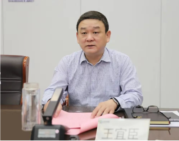 棗礦橡膠公司黨委書記王宜臣主持了會議，并就貫徹會議精神提出了要求。他強調(diào)了在安全、環(huán)保、信訪工作上要下更大的功夫，同時在攻堅沖刺方面要采取迅速行動。此外，他強調(diào)了拓展升級的重要性，以促進橡膠產(chǎn)業(yè)的持續(xù)發(fā)展。