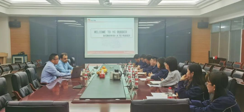 南美地區(qū)的商務(wù)代表蒞臨延長(zhǎng)橡膠公司進(jìn)行考察與交流。延長(zhǎng)橡膠總經(jīng)理張航偉、海外銷售部經(jīng)理李丹等相關(guān)人員，接待來(lái)訪人員。