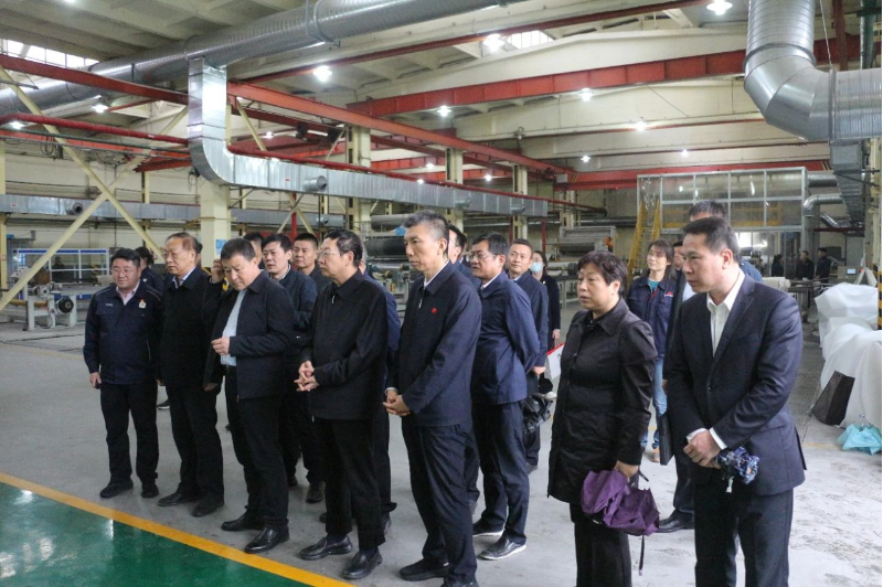 全國政協常委、陜西省政協副主席范九倫一行于10月18日前往陜西延長石油西北橡膠有限公司，就“強化關中地區大氣污染治理”進行了深入的民主監督調研。咸陽市政協黨組書記、主席李曉靜也同行參與了此次調研。延長石油集團副總經理李軍、西橡公司總經理兼黨委副書記張航偉，以及副總經理寧博等公司高層也積極參與了此次調研活動。