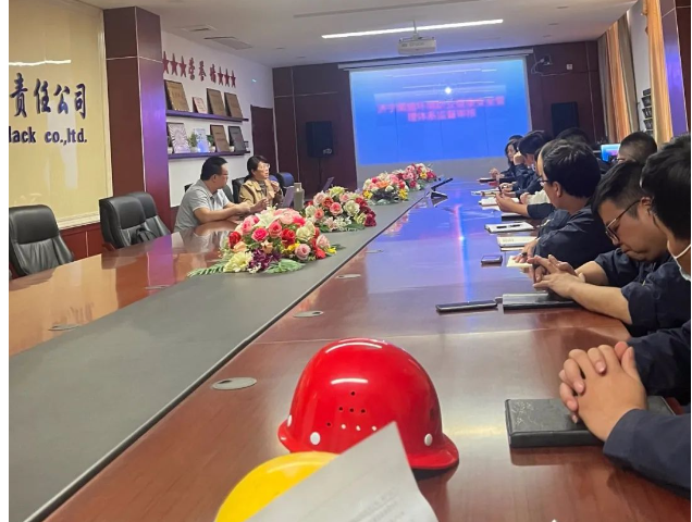 濟寧黑貓炭黑有限責任公司于10月16日至10月19日進行了環境職業健康安全管理體系年度監督審核。此次審核是由華中國際認證機構派遣兩名資深審核專家組成的審核團隊進行的，他們通過文件審查和實地考察，全面審查了公司管理體系的運行情況。