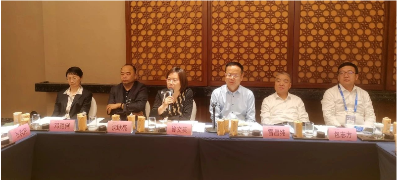 徐文英分享了她通過行業調研和企業走訪得出的結論，認為成功企業都有共同點，包括積極的企業文化、科技創新和長期發展規劃。她鼓勵與會代表堅持信念、堅持勤奮工作和追求新的領域，相信中國橡膠行業將不斷發展壯大。