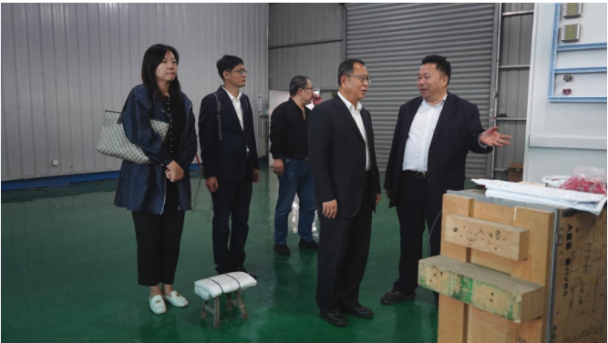王占杰理事長一行還前往張家港市繁昌機械有限公司進行調研，得到了公司董事長倪玉標、總經理王炳輝、銷售總監賀曉杰等公司領導的陪同。他們一同參觀了公司的混配料設備生產裝配車間。