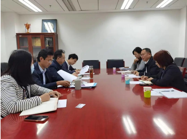 中國塑協理事長王占杰攜帶秘書長焦紅文、副秘書長兼經濟合作部主任賈寧以及辦公室主任劉曉慧，于2023年11月2日拜會了工信部消費品工業司司長何亞瓊，雙方就推動塑料制品行業高質量發展進行了深入座談交流。