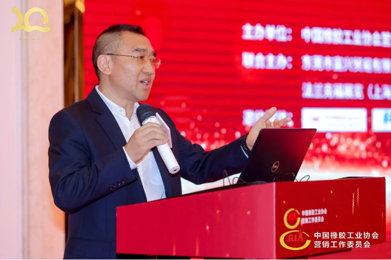 接下來，上一任中橡協(xié)副會(huì)長(zhǎng)兼營(yíng)銷工委理事長(zhǎng)朱仁恩做近一年主要工作報(bào)告。同時(shí)寄語新一屆理事會(huì)團(tuán)結(jié)一心，共同努力，開辟中國(guó)輪胎經(jīng)銷商行業(yè)新局面。
