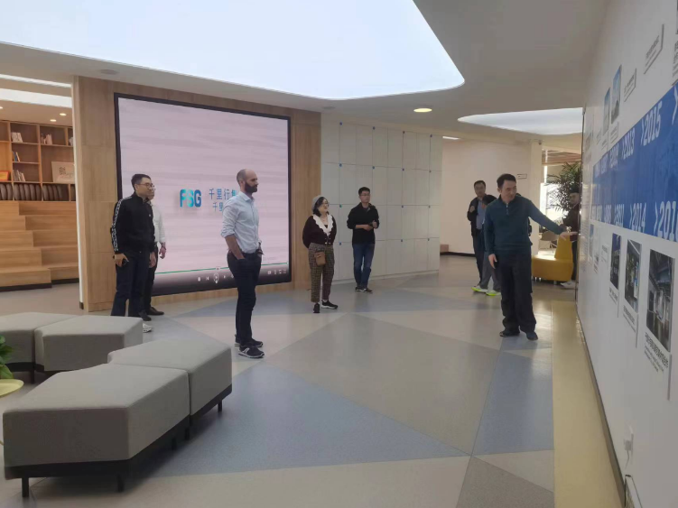 千里行集團迪卡儂團隊展示了注塑鞋的設計創新、綠色減碳等發展規劃，并共同確定DIP項目將持續向前發展。在千里行學院，迪卡儂團隊深刻感受到了千里行對員工的關懷和企業文化的濃厚氛圍，與迪卡儂的“人是核心”理念不謀而合。