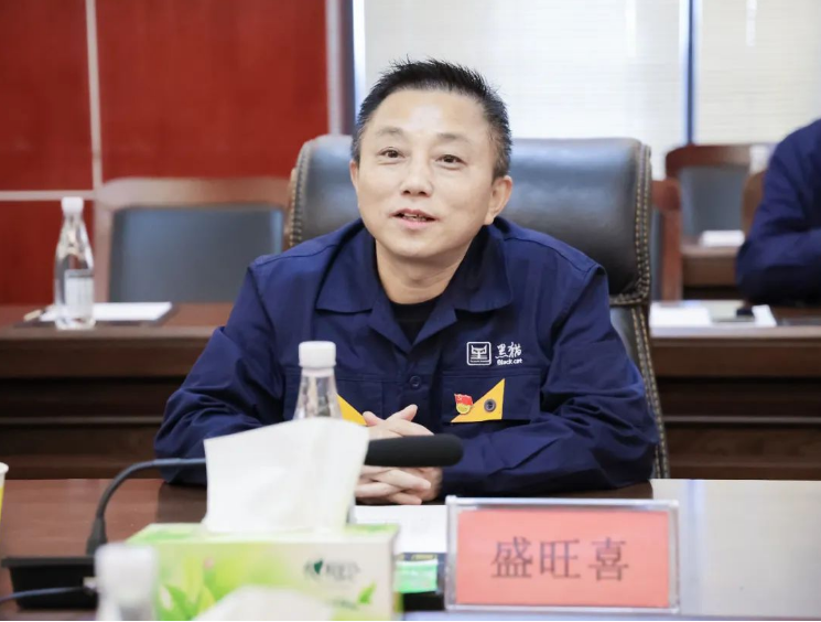 座談會上，盛旺喜對清徐縣政府及山西亞鑫能源集團一行的到來表示熱烈歡迎，并對清徐縣委、縣政府及經濟開發區對太原黑貓的關心表示感謝。他強調了集團導電、橡膠等前端性化工制造的發展方向，并希望雙方未來能夠進一步加強合作，充分發揮資源優勢互補，為企業的全方位、前瞻性發展謀劃好戰略，布局好發展。