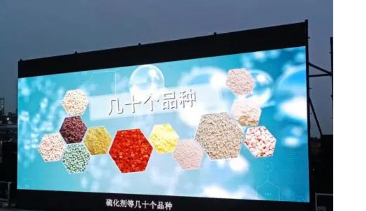 該項目是由山東尚舜化工與清華大學陳丙珍院士團隊共同研發，采用了連續化溶劑法清潔生產技術。該技術不僅提高了產品純度3個百分點，收率也得到了5個百分點的提升。整個生產過程實現了連續化和自動化，極大地提高了本質安全水平。在生產過程中，采用溶劑提純產品，廢水排放量降低了80%以上，廢鹽排放量更是減少了90%以上，從而圓滿解決了長期困擾行業的環保問題。